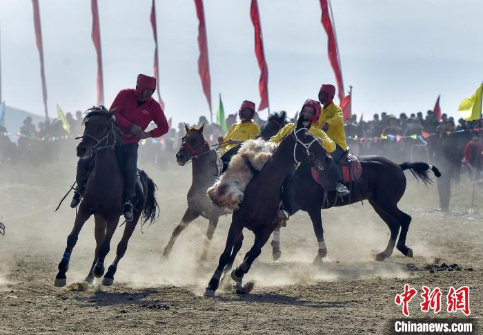 乌鲁木齐周边山区举办群众赛马刁羊活动