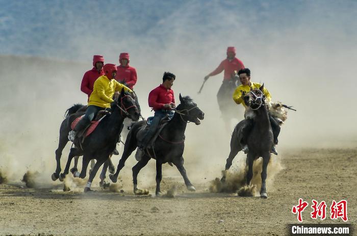 乌鲁木齐周边山区举办群众赛马刁羊活动