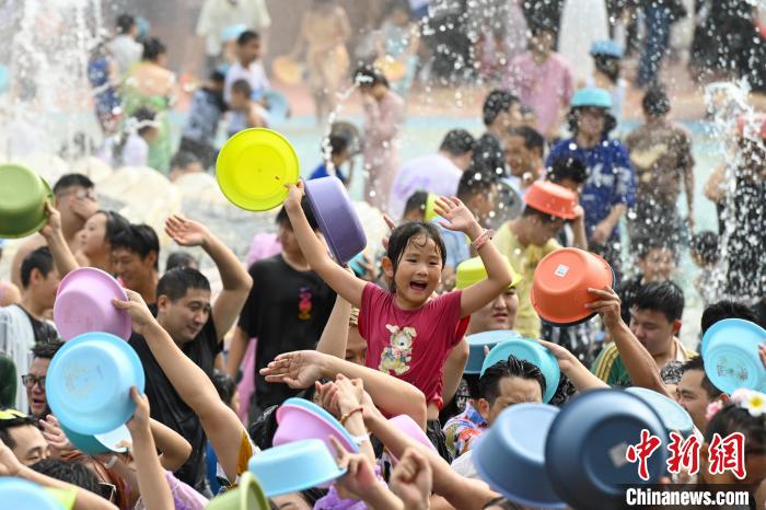 云南西双版纳：游客泼水狂欢度国庆