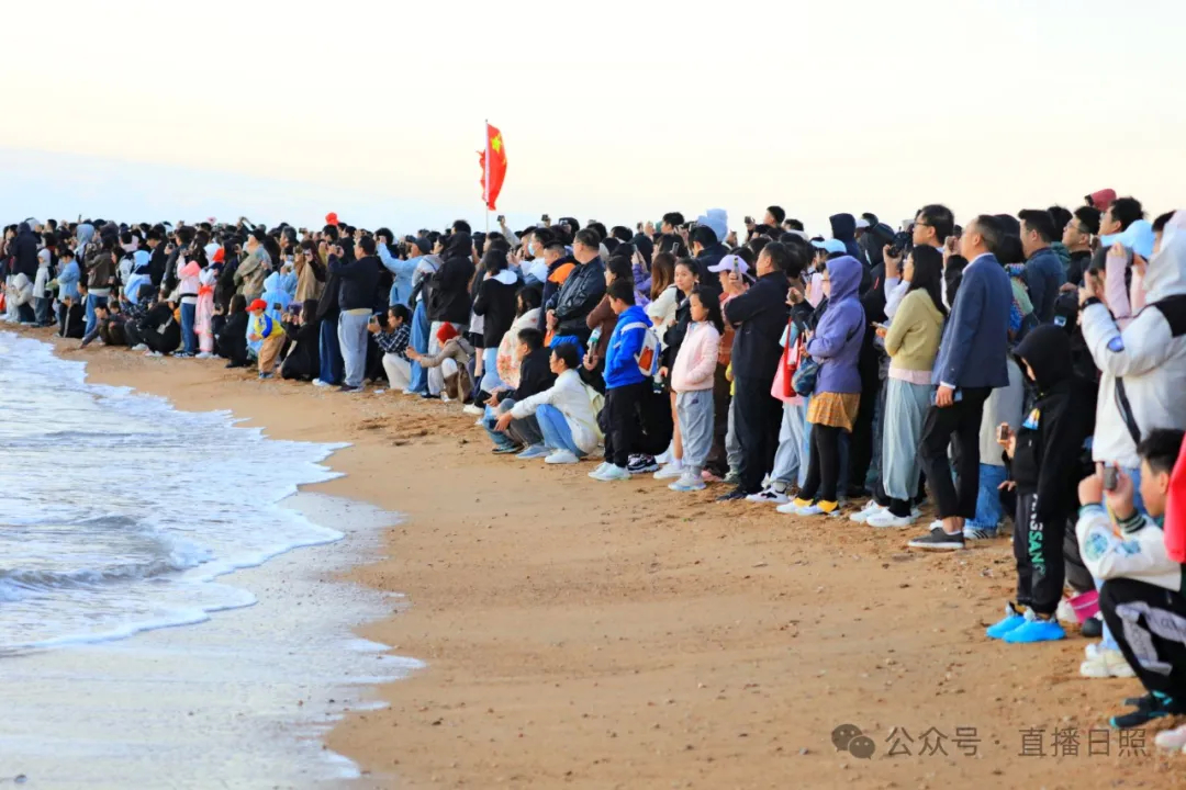 果不其然！今早，日照海边又“长”满了人！