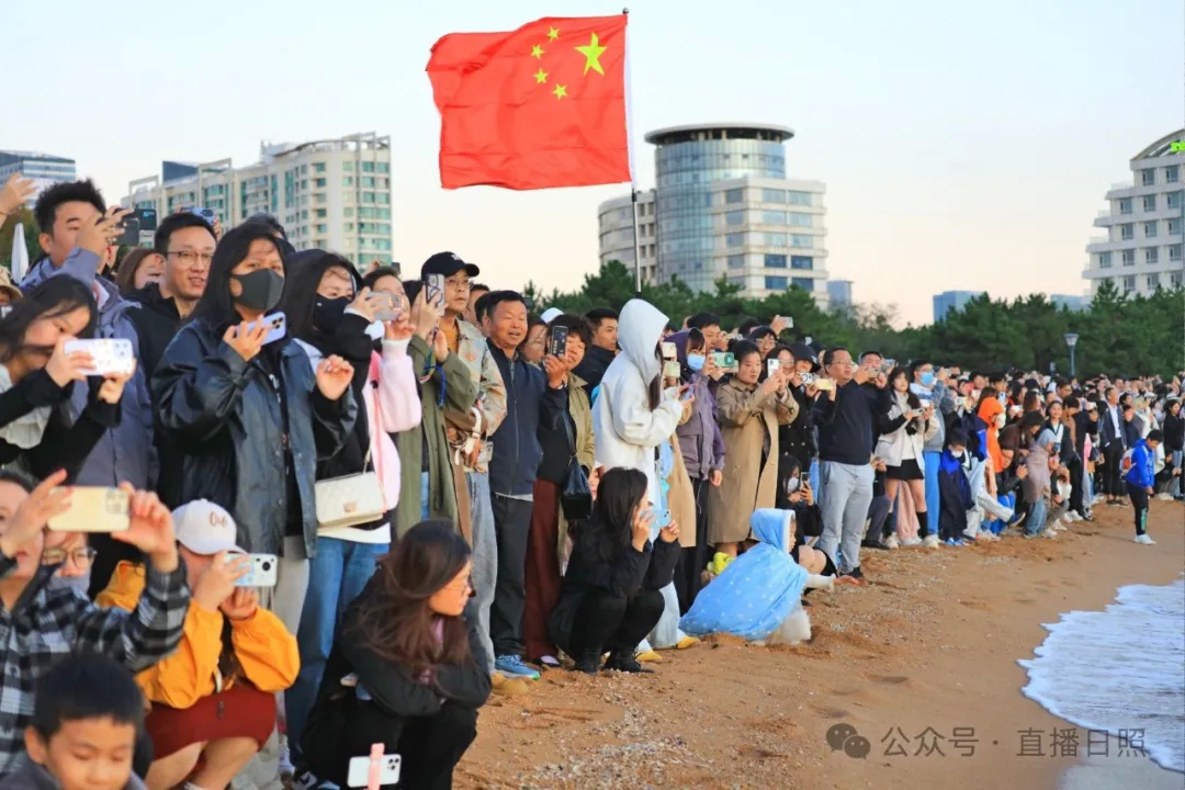 果不其然！今早，日照海边又“长”满了人！