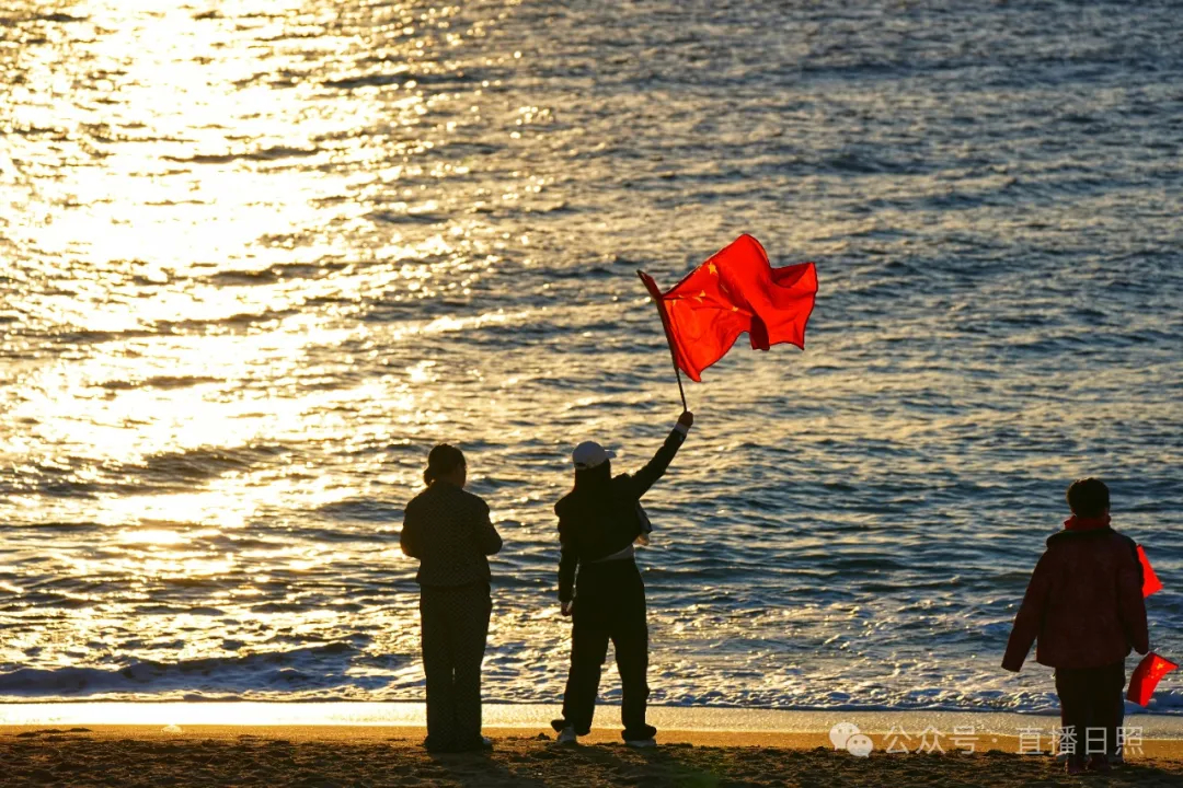 果不其然！今早，日照海边又“长”满了人！