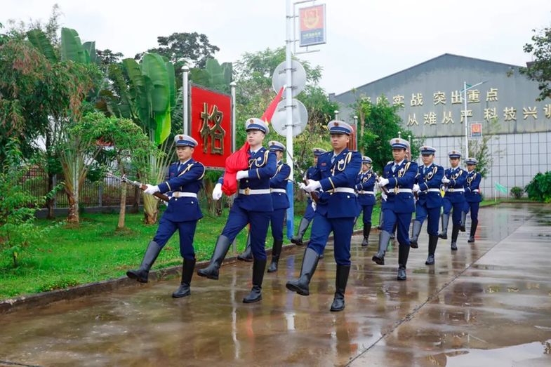 共庆祖国华诞！云南省普洱市思茅区举行庆祝中华人民共和国成立75周年升旗仪式