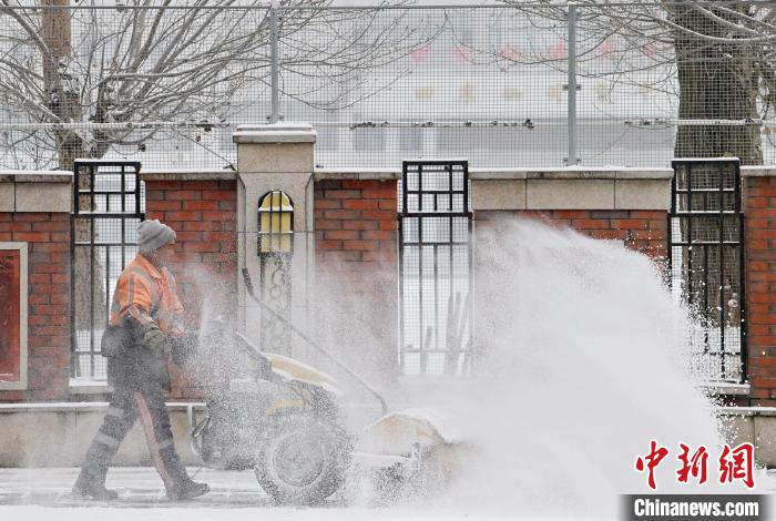 入冬最强雨雪天气袭吉林 陆空交通受阻