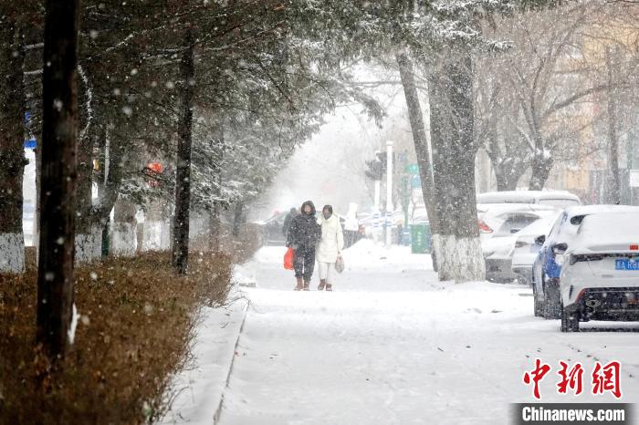 黑龙江同江：300余人连夜清雪万余立方米