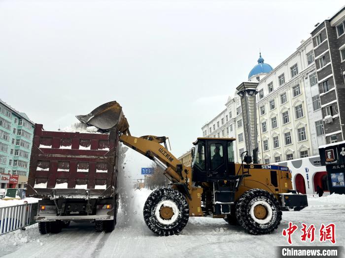 黑龙江同江：300余人连夜清雪万余立方米