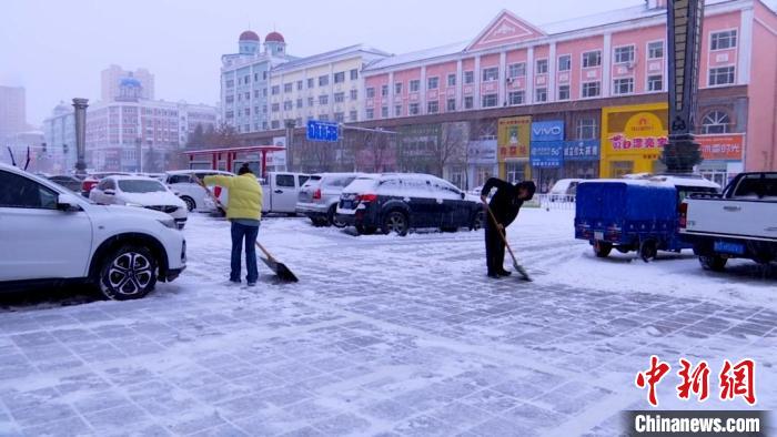 黑龙江同江：300余人连夜清雪万余立方米