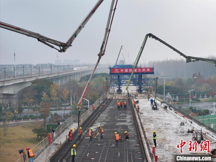 沪宁合高铁项目扬州东站道岔现浇梁完成浇筑