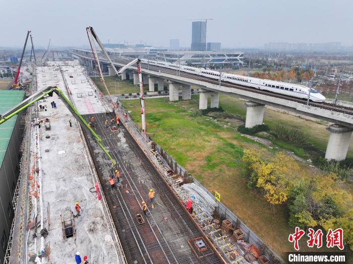 沪宁合高铁项目扬州东站道岔现浇梁完成浇筑