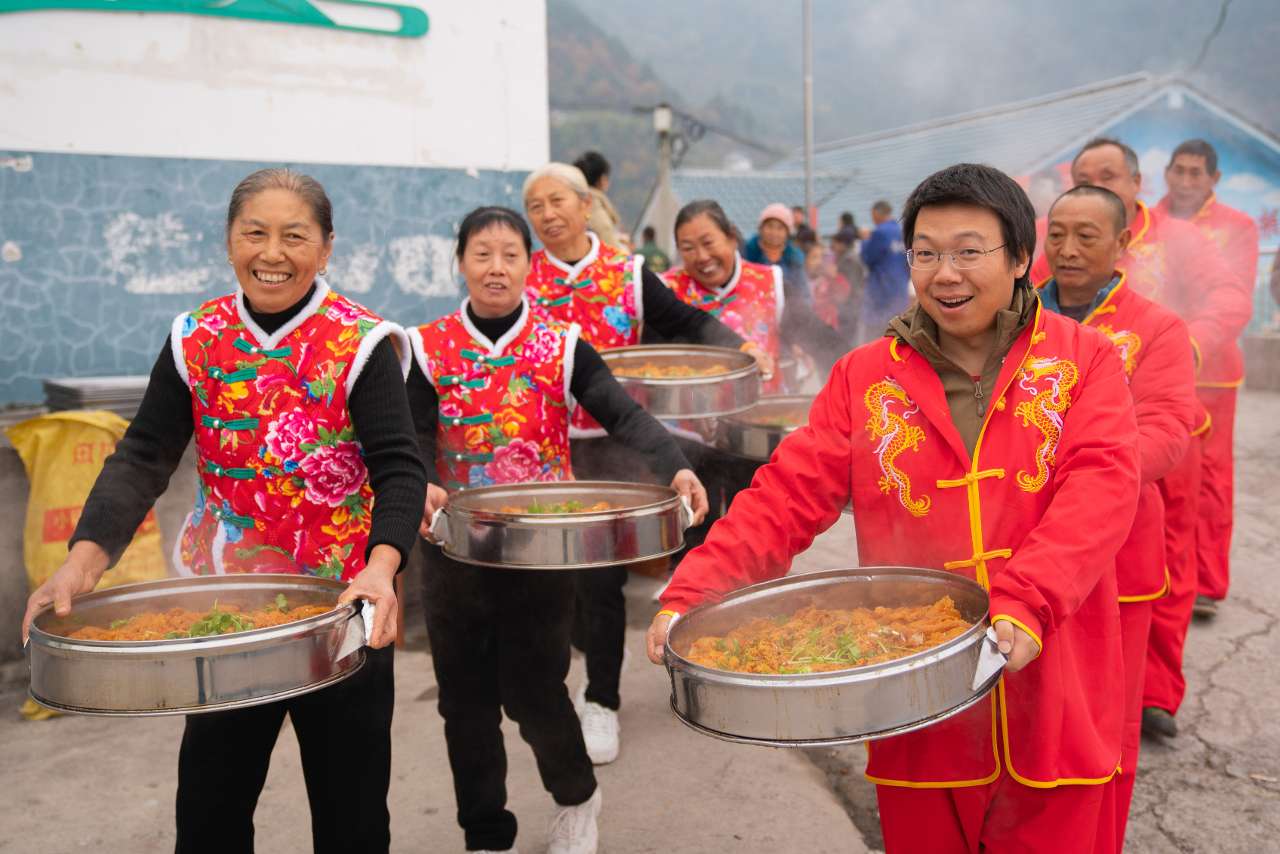 湖北秭归柴家湾村：吃“家”宴 叙乡情 庆丰年