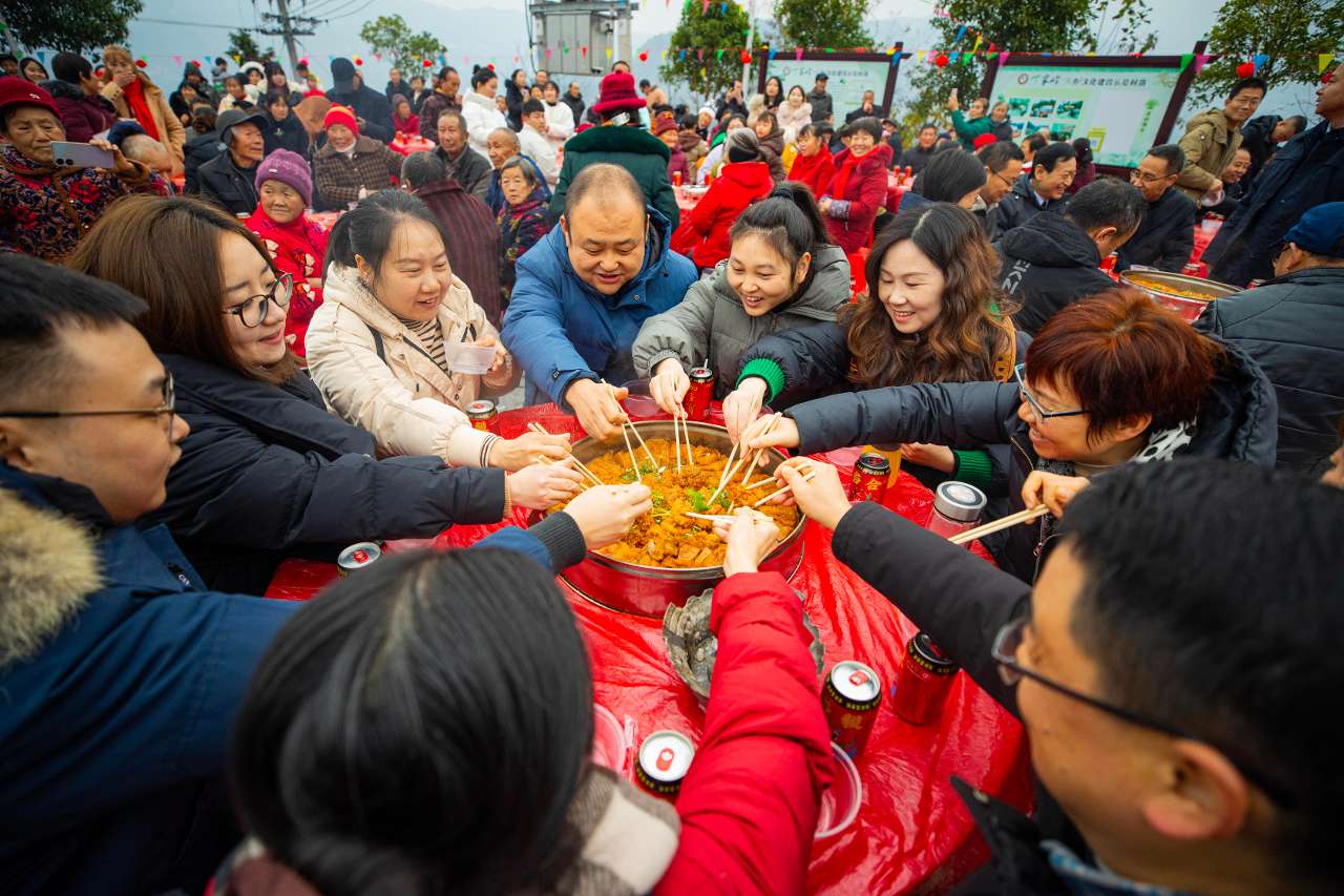 湖北秭归柴家湾村：吃“家”宴 叙乡情 庆丰年