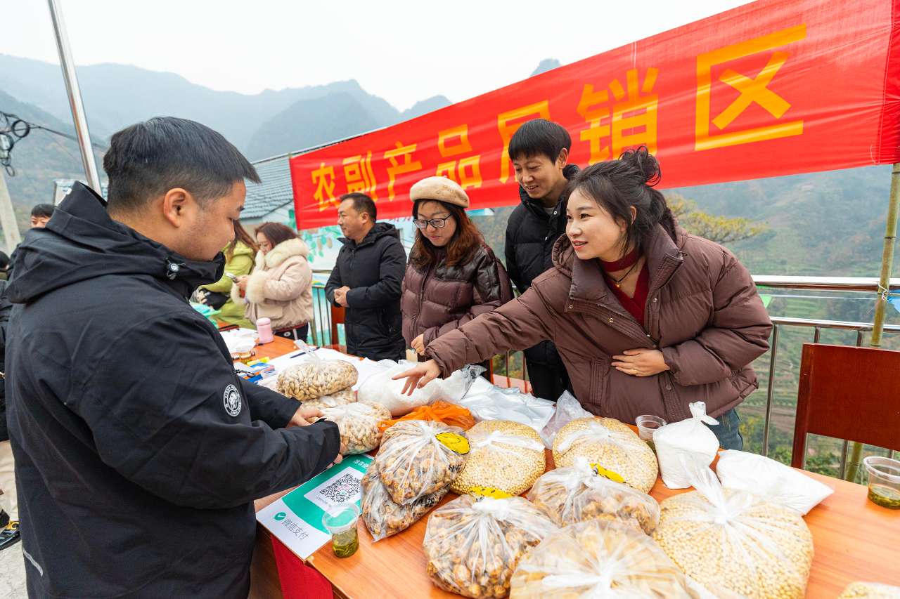 湖北秭归柴家湾村：吃“家”宴 叙乡情 庆丰年