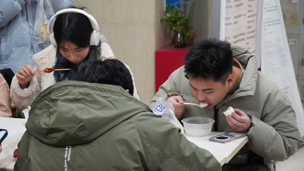 给考研学子送“夜宵” 重庆这所大学太暖心