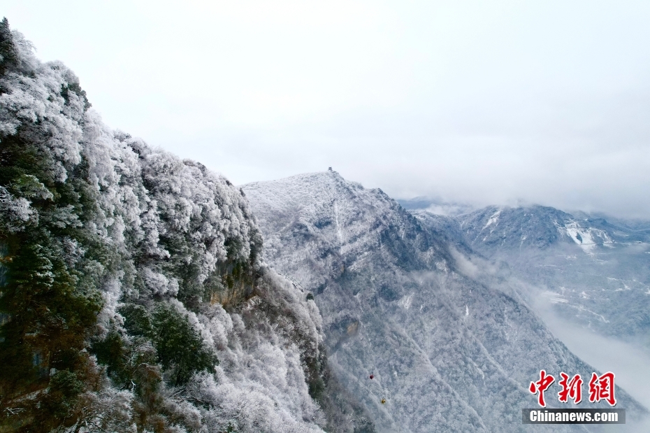 陕西汉中龙头山银装素裹景色如画