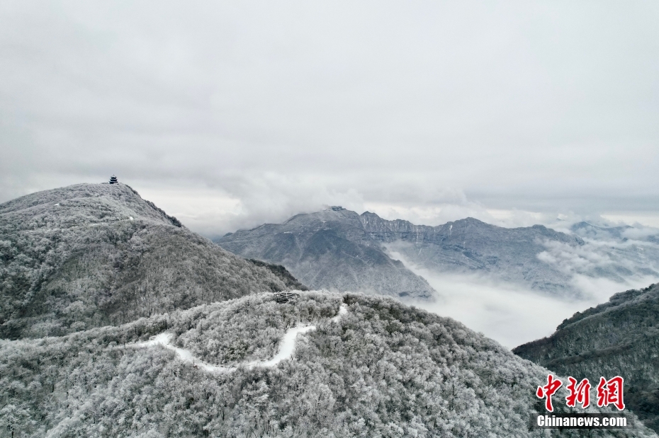 陕西汉中龙头山银装素裹景色如画