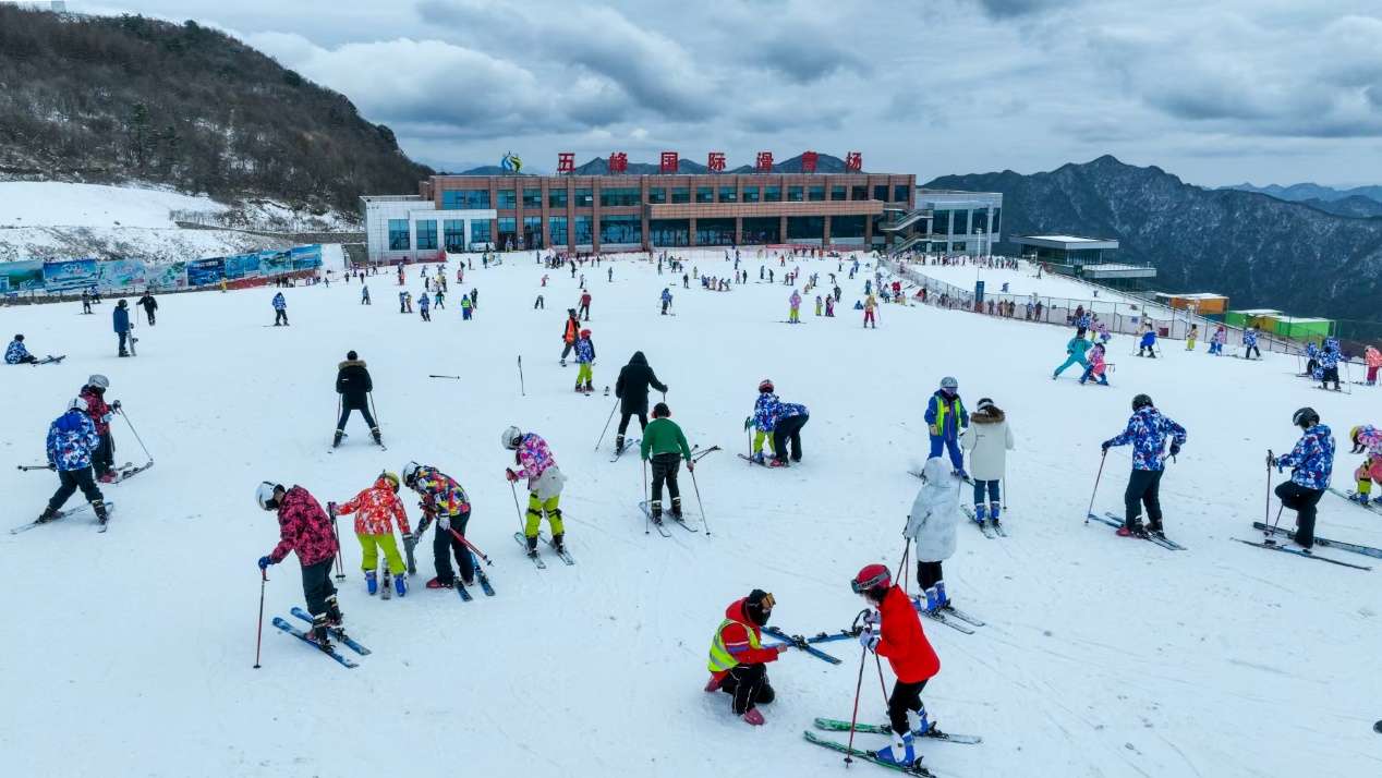 湖北五峰：“猫冬”变“忙冬”，冰雪经济滑上“高级道”