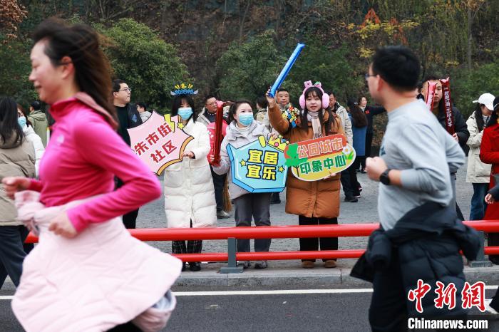 湖北宜昌万余民众“跨江长跑”迎新年