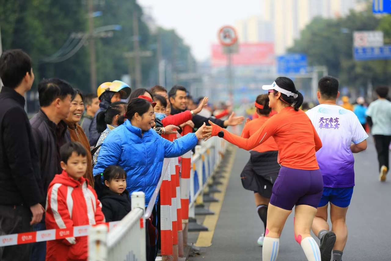 八千余人竞跑2024来宾半程马拉松