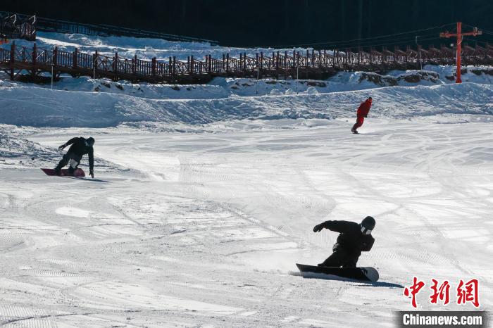 青海：滑雪爱好者畅享冬日冰雪运动激情