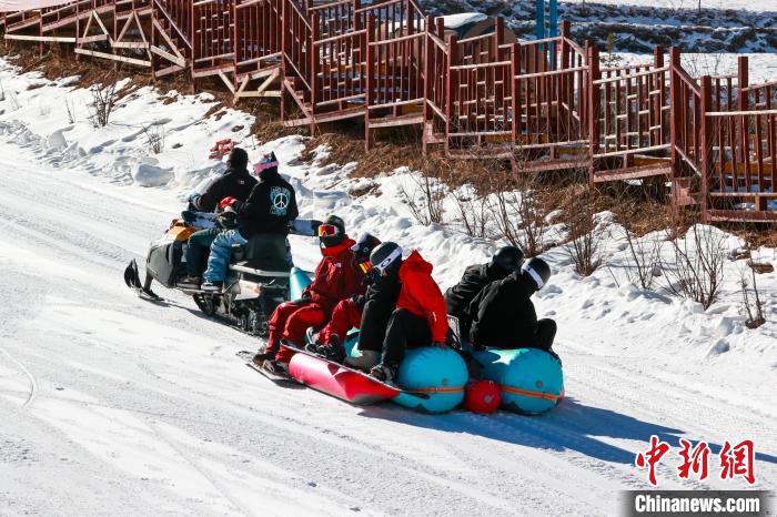 青海：滑雪爱好者畅享冬日冰雪运动激情