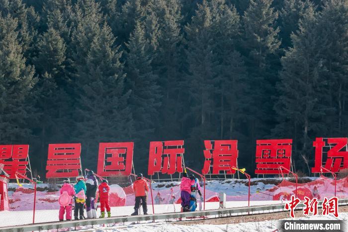 青海：滑雪爱好者畅享冬日冰雪运动激情