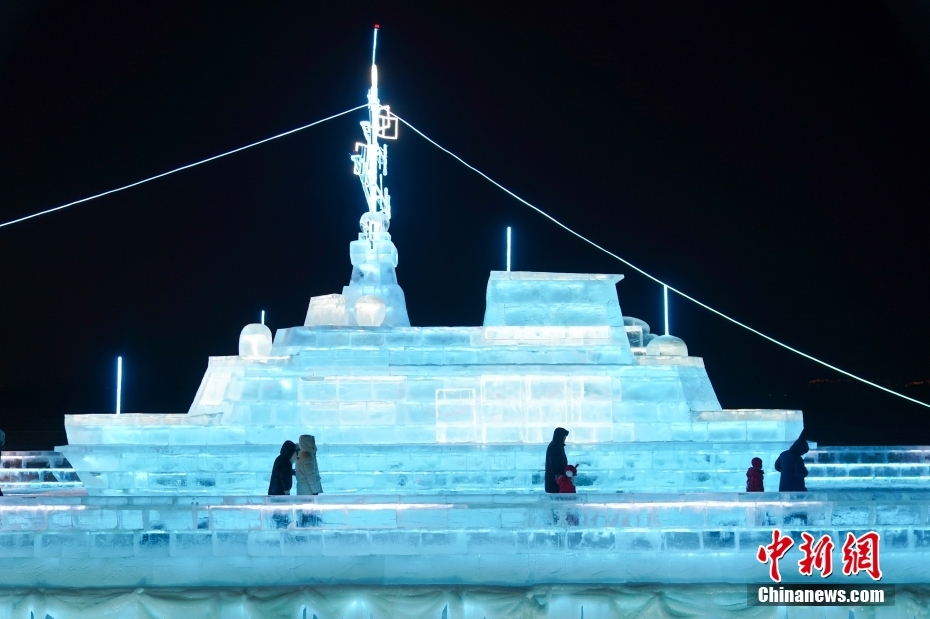 “冰雪辽宁舰”亮相哈尔滨松花江畔