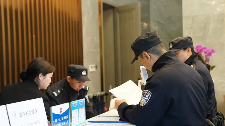 人民警察在 平安就在 祝您岁岁常平安