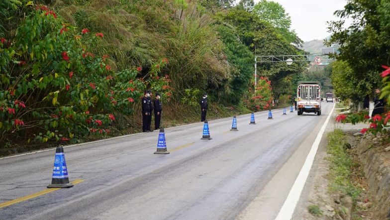 人民警察在 平安就在 祝您岁岁常平安