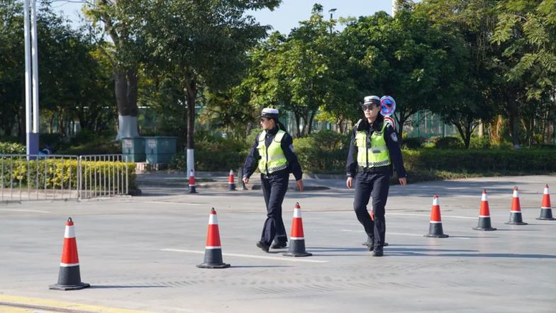 人民警察在 平安就在 祝您岁岁常平安