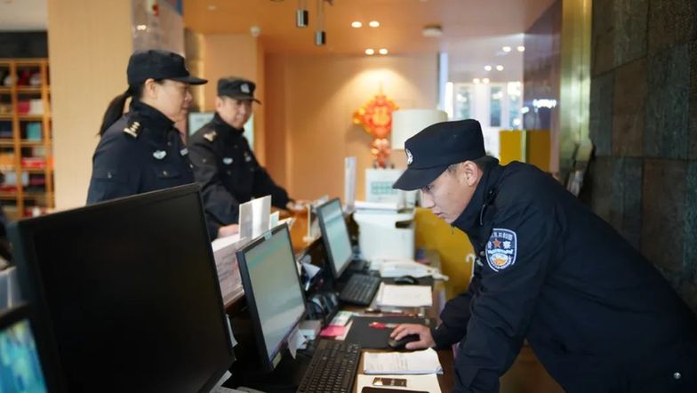 人民警察在 平安就在 祝您岁岁常平安