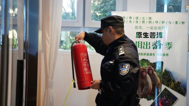 人民警察在 平安就在 祝您岁岁常平安