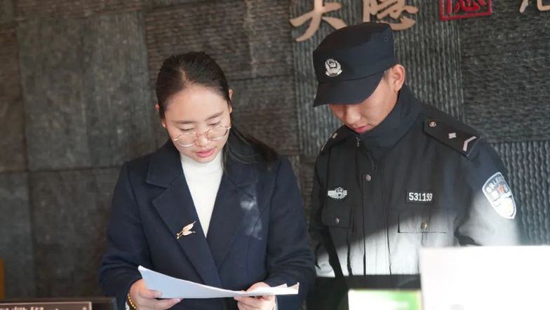 人民警察在 平安就在 祝您岁岁常平安