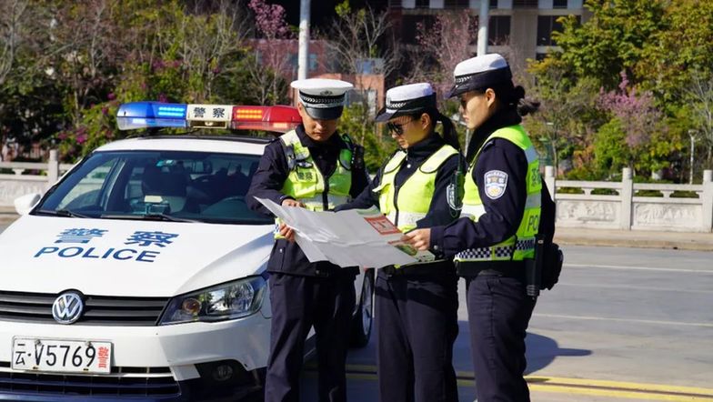 人民警察在 平安就在 祝您岁岁常平安