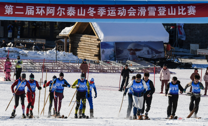 两国选手比拼毛皮滑雪板登山赛