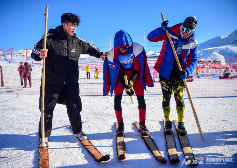 两国选手比拼毛皮滑雪板登山赛