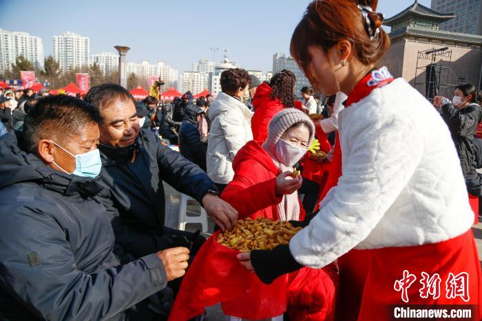 青海民众赏非遗话年俗购年货