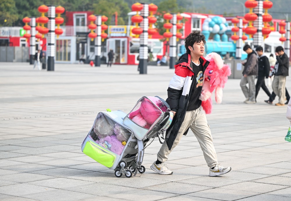 图片新闻｜回家，过年!春运里的赶路人