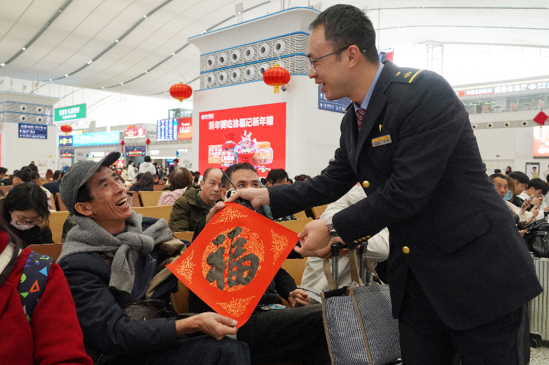 从“菜鸟”到“行家”，十三载坚守照亮春运平安归途