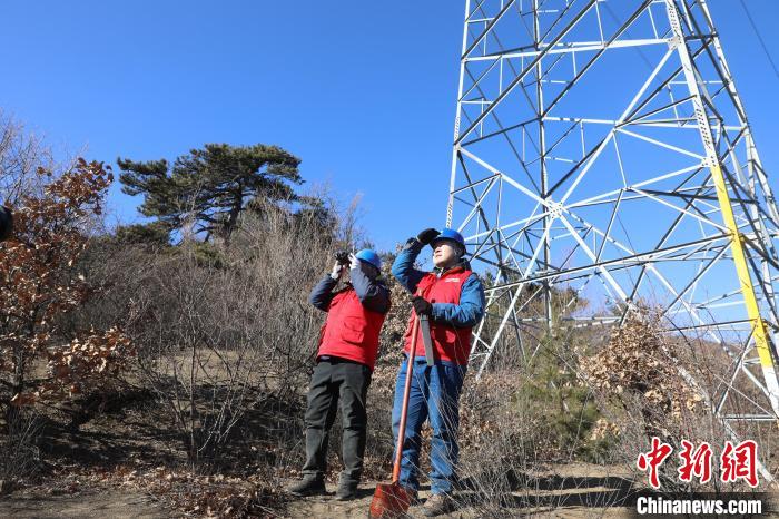 吕梁山中的电力守护者：走最难的路 保稳稳的电