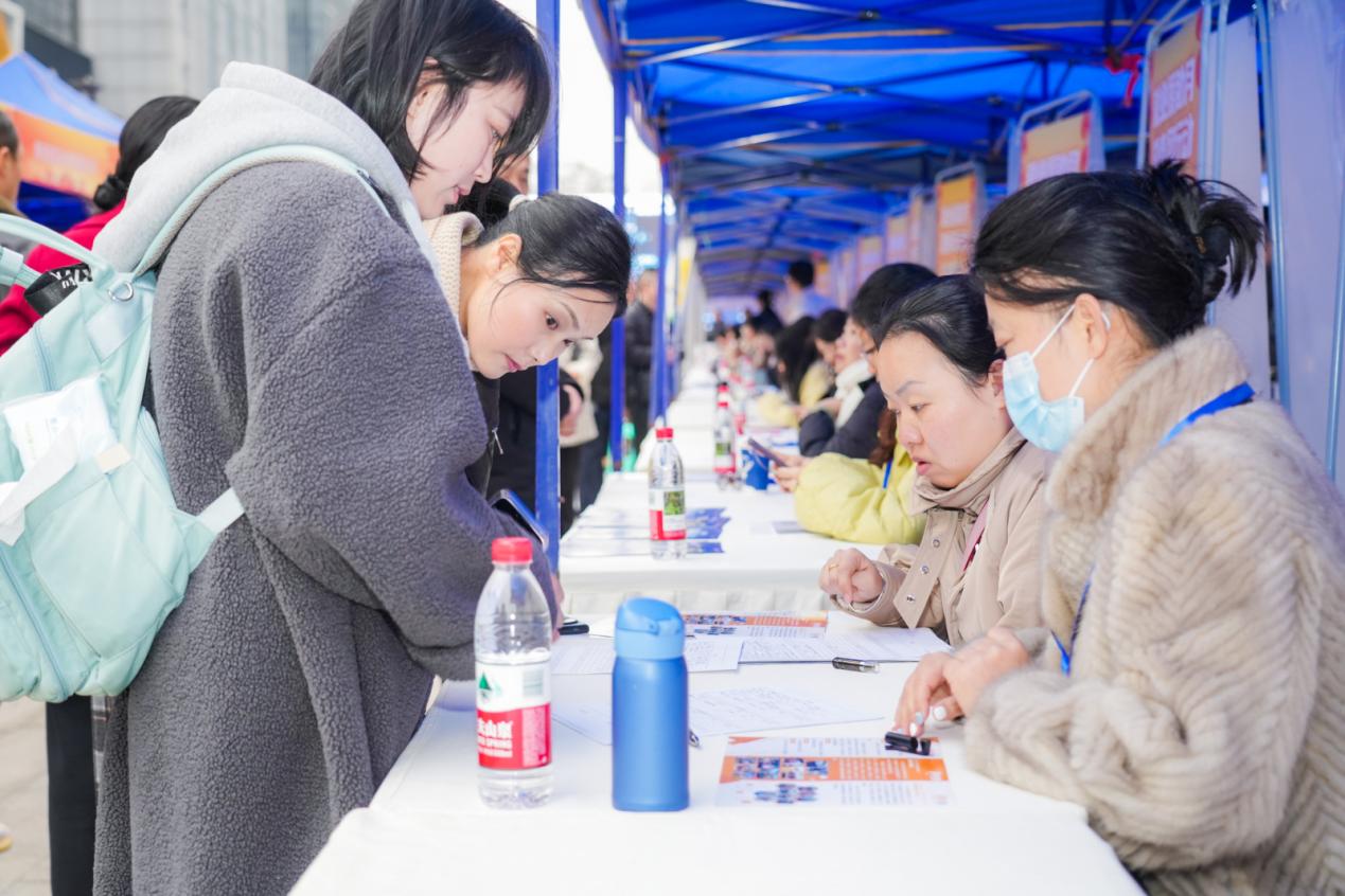 送岗到家门口！重庆2025年就业援助月暨春风行动正式启动