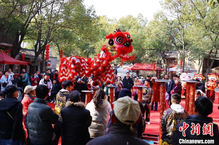 （新春走基层）承古韵留乡愁 武汉民众乐享“土味”年俗