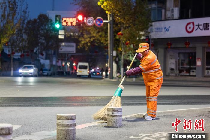 （新春走基层）“城市美容师”的新年照片：镜头定格温情瞬间