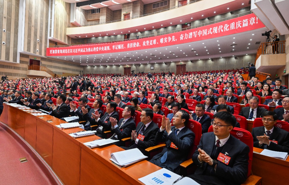 重庆市六届人大三次会议举行第二次全体会议 袁家军胡衡华程丽华等在主席台就座 王炯作市人大常委会工作报告 听取市高法院、市检察院工作报告