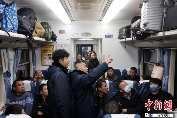 （新春走基层）绿皮车全力守护旅客安全归乡路