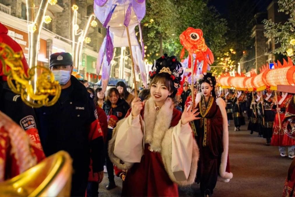 添新意了城厢，“庙”趣十足过大年！