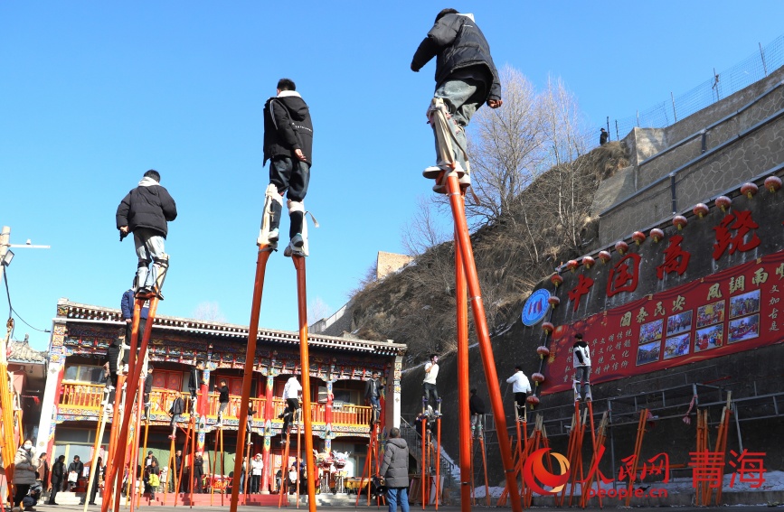 新春走基层｜鲁沙尔高跷迎春来