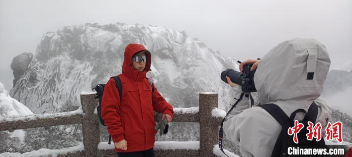 安徽黄山风景区银装素裹美景如画