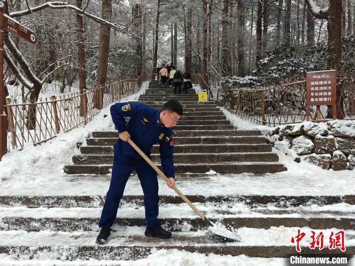 安徽黄山风景区银装素裹美景如画