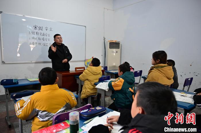 （新春走基层）走访湖北五峰托管机构：关爱和陪伴留守儿童