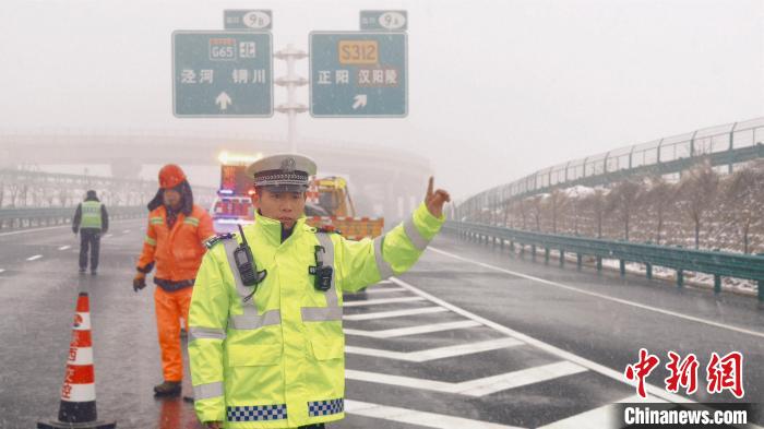 西安迎大范围雨雪 高速交警保障春运往返机场平安路